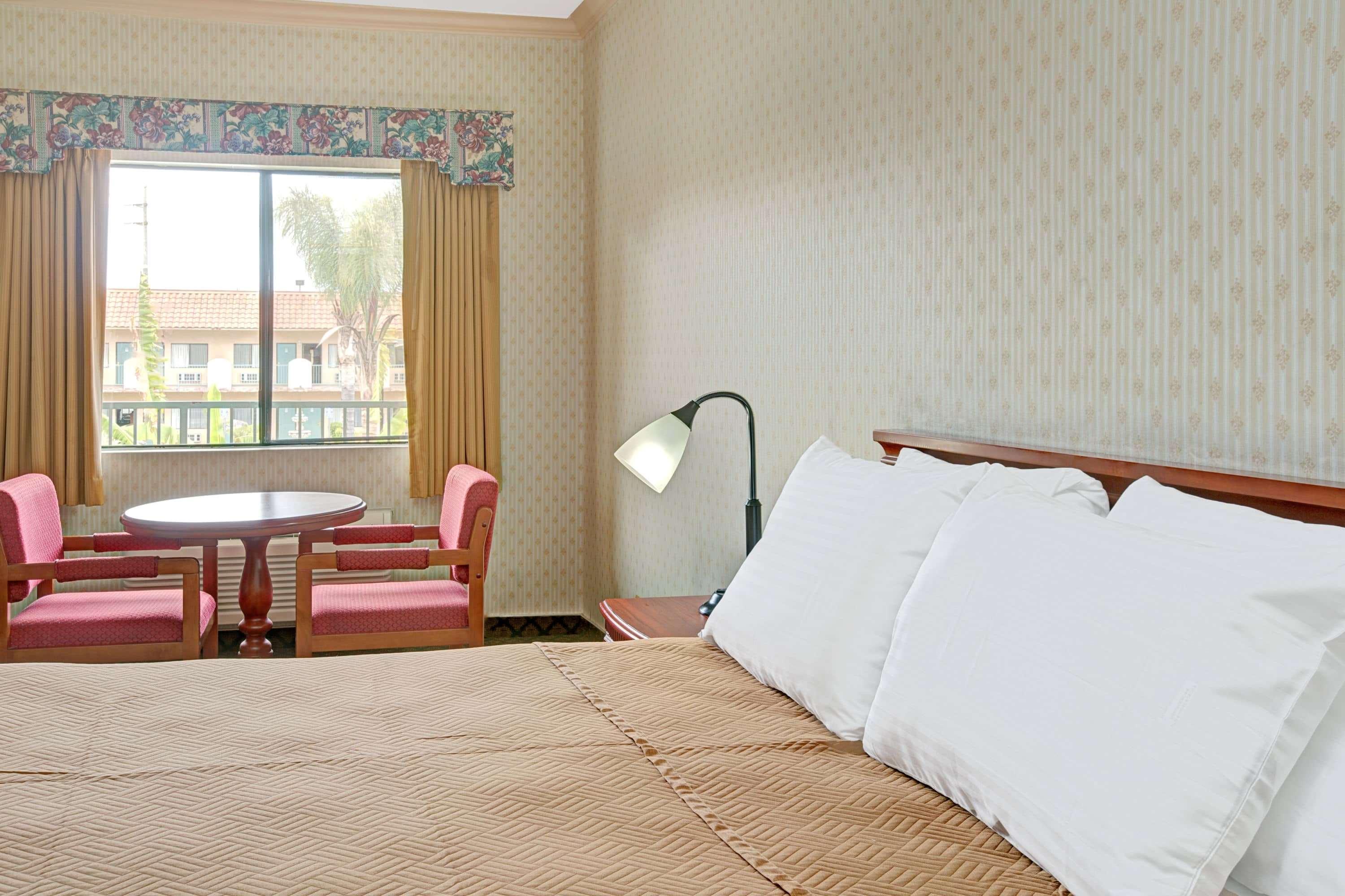 Travelodge By Wyndham Линууд Екстериор снимка